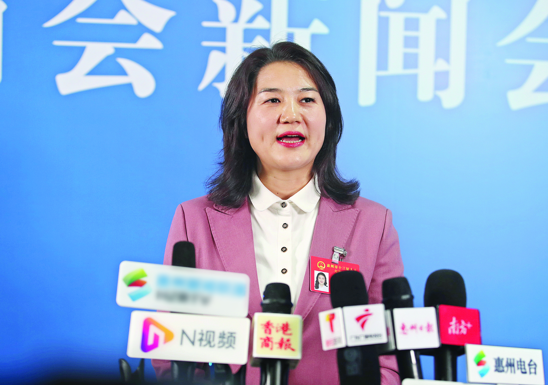 市两会新闻中心举行集中采访活动12位市人大代表围绕热点话题建